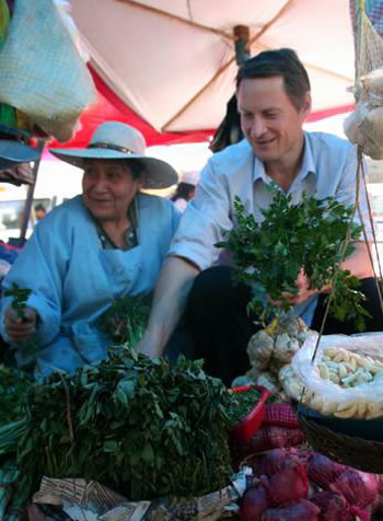 Claus Meyer en el Mercado Rodriguez Fuente: CochabambaBanner