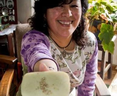 Consuelo Sánchez incorporó la quinua, el amaranto y la cañawa a sus jabones ecológicos y artesanales.