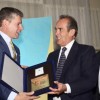 El presidente del Directorio de Los Tiempos, Eduardo Canelas (centro), recibe el reconocimiento de manos del presidente de Cadeco, Aldo Vacaflores, anoche.