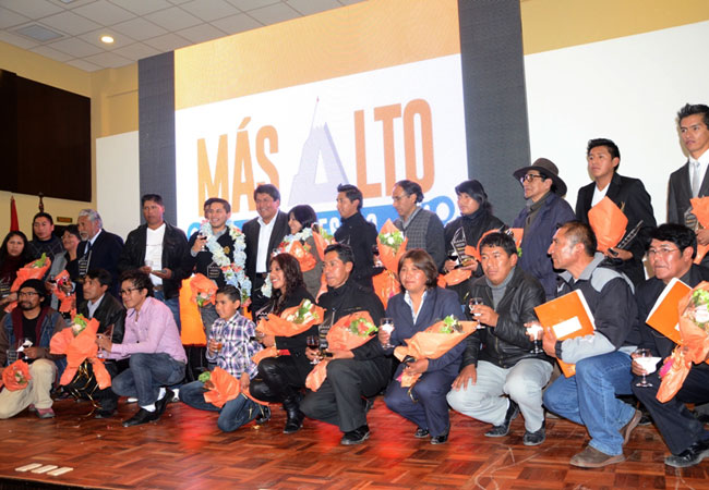 Edgar Patana, alcalde de El Alto, junto a los galardonados en la primera versión del premio 'Walisuma'./Fuente bolivia.com